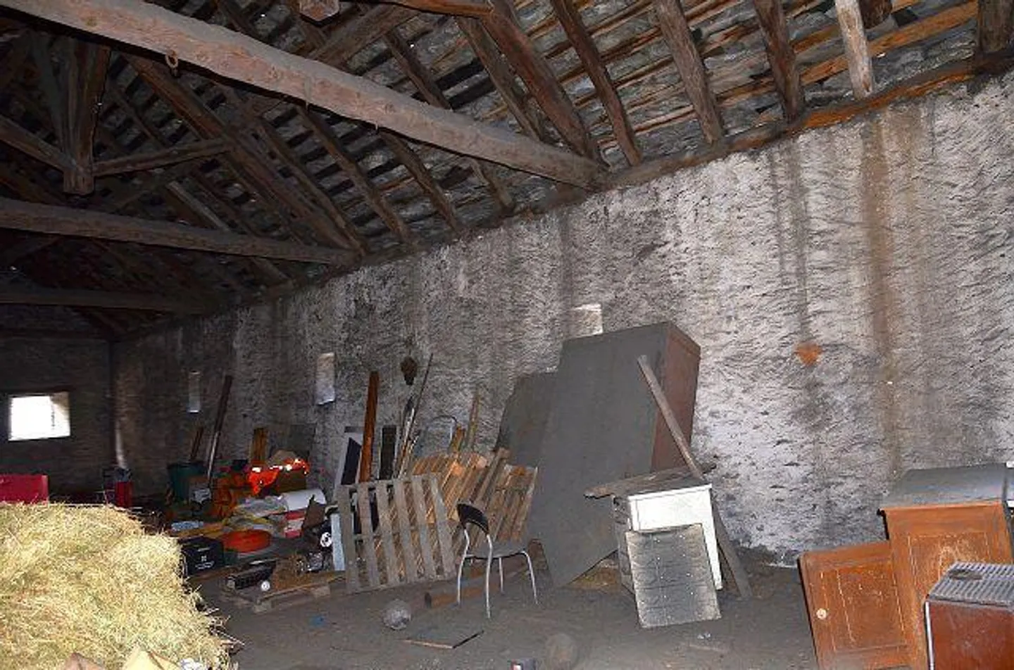 Grande stalla nel centro del villaggio da ampliare in una posizione centrale e soleggiata - Foto 8 di 29