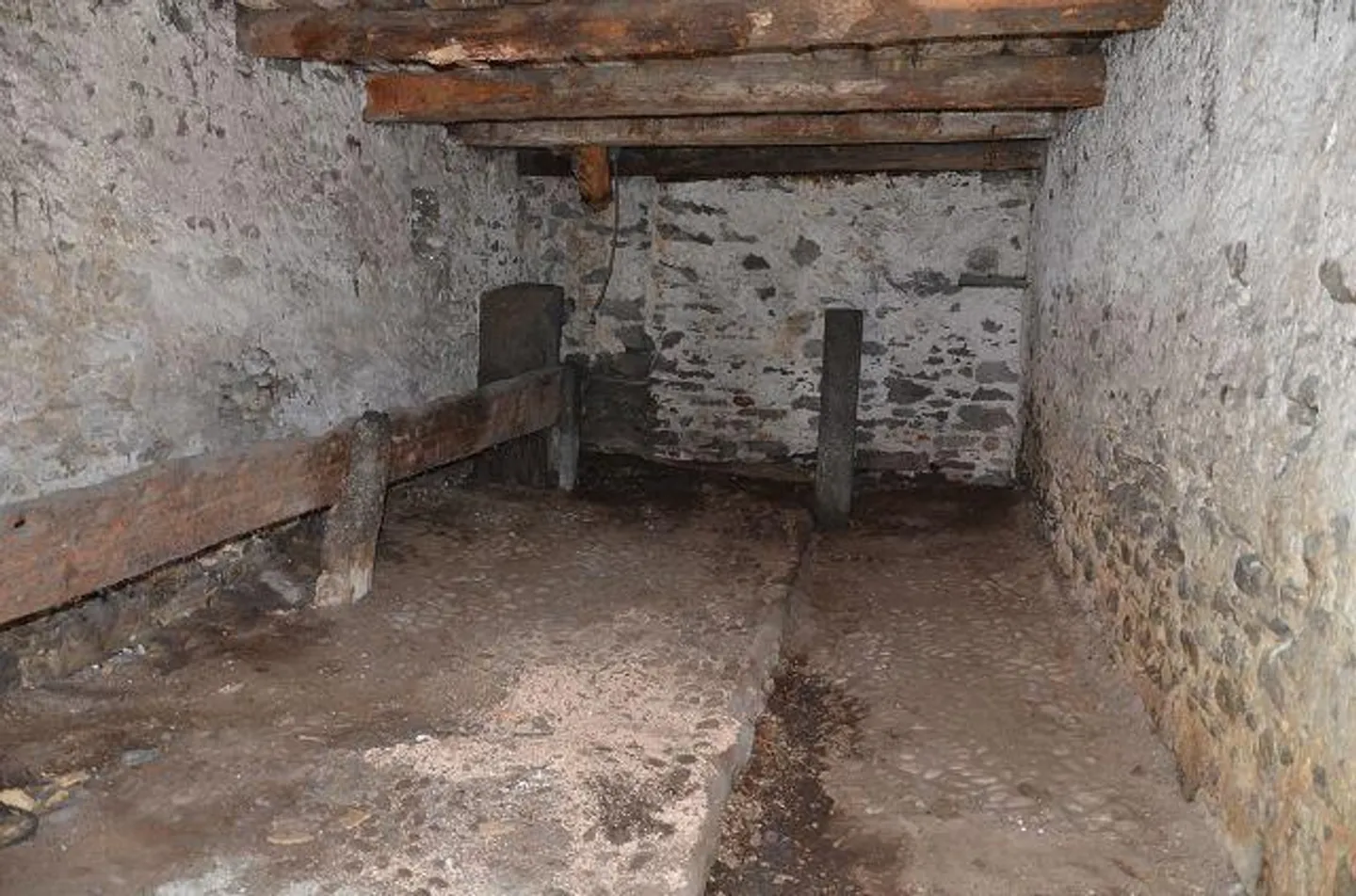 Grande stalla nel centro del villaggio da ampliare in una posizione centrale e soleggiata - Foto 9 di 29