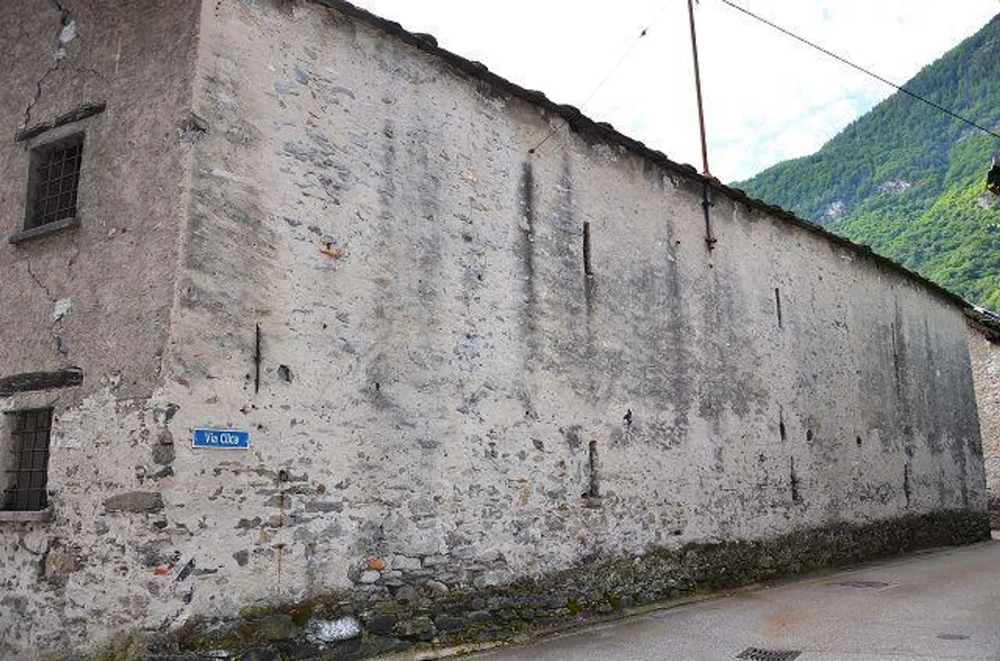 Grande stalla nel centro del villaggio da ampliare in una posizione centrale e soleggiata - Foto 19 di 29