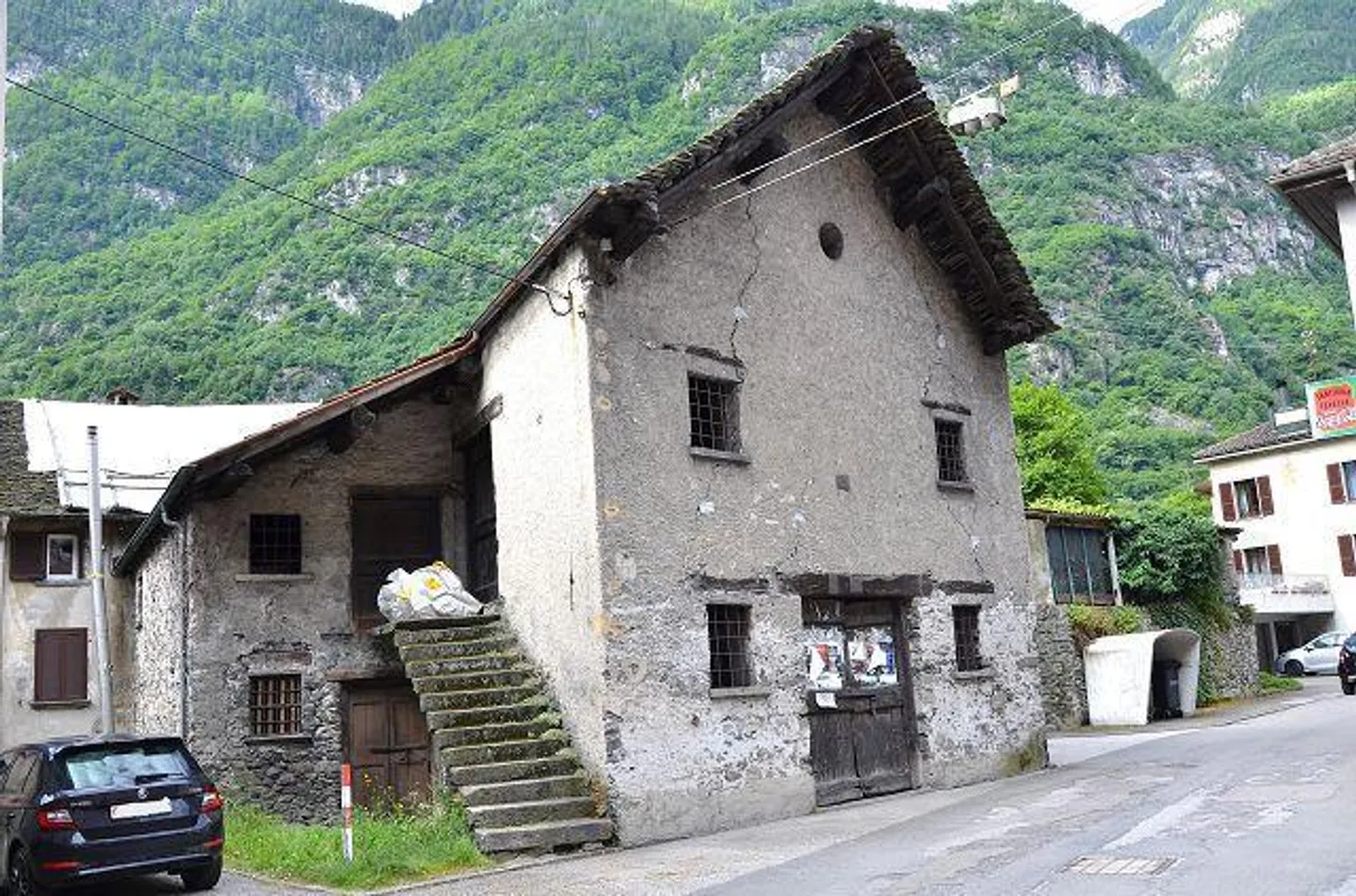 Grande stalla nel centro del villaggio da ampliare in una posizione centrale e soleggiata - Foto 18 di 29