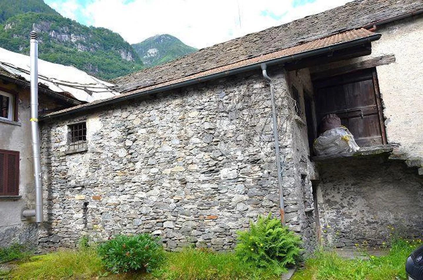 Grande stalla nel centro del villaggio da ampliare in una posizione centrale e soleggiata - Foto 21 di 29