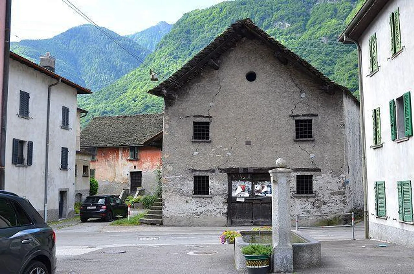 Grande stalla nel centro del villaggio da ampliare in una posizione centrale e soleggiata - Foto 24 di 29
