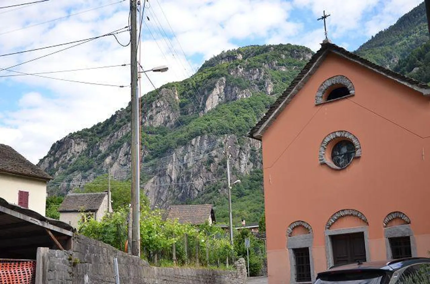 Grande stalla nel centro del villaggio da ampliare in una posizione centrale e soleggiata - Foto 25 di 29