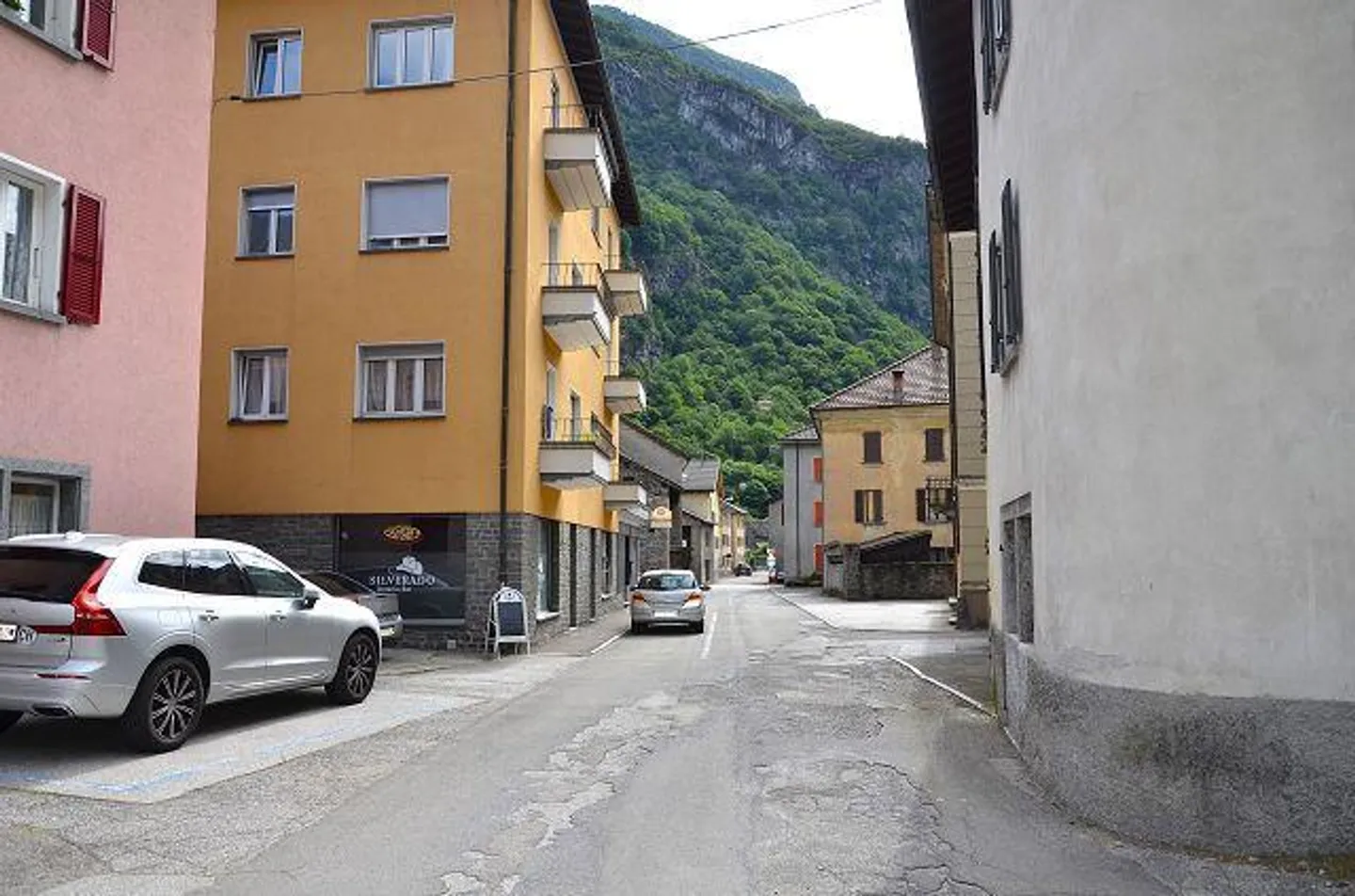 Grande stalla nel centro del villaggio da ampliare in una posizione centrale e soleggiata - Foto 27 di 29