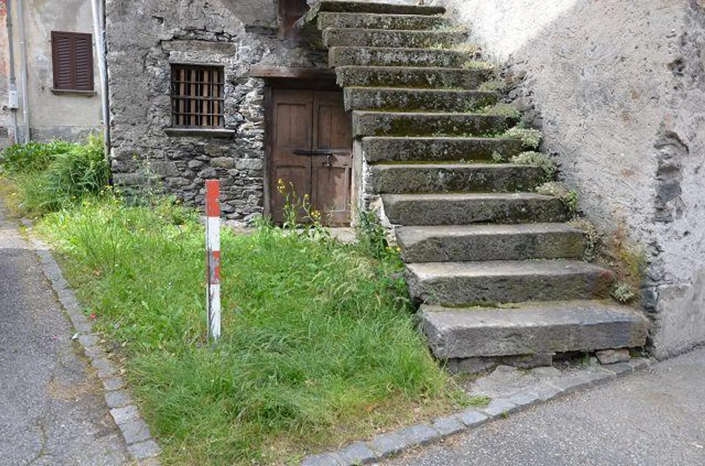 Grande stalla nel centro del villaggio da ampliare in una posizione centrale e soleggiata - Foto 23 di 29