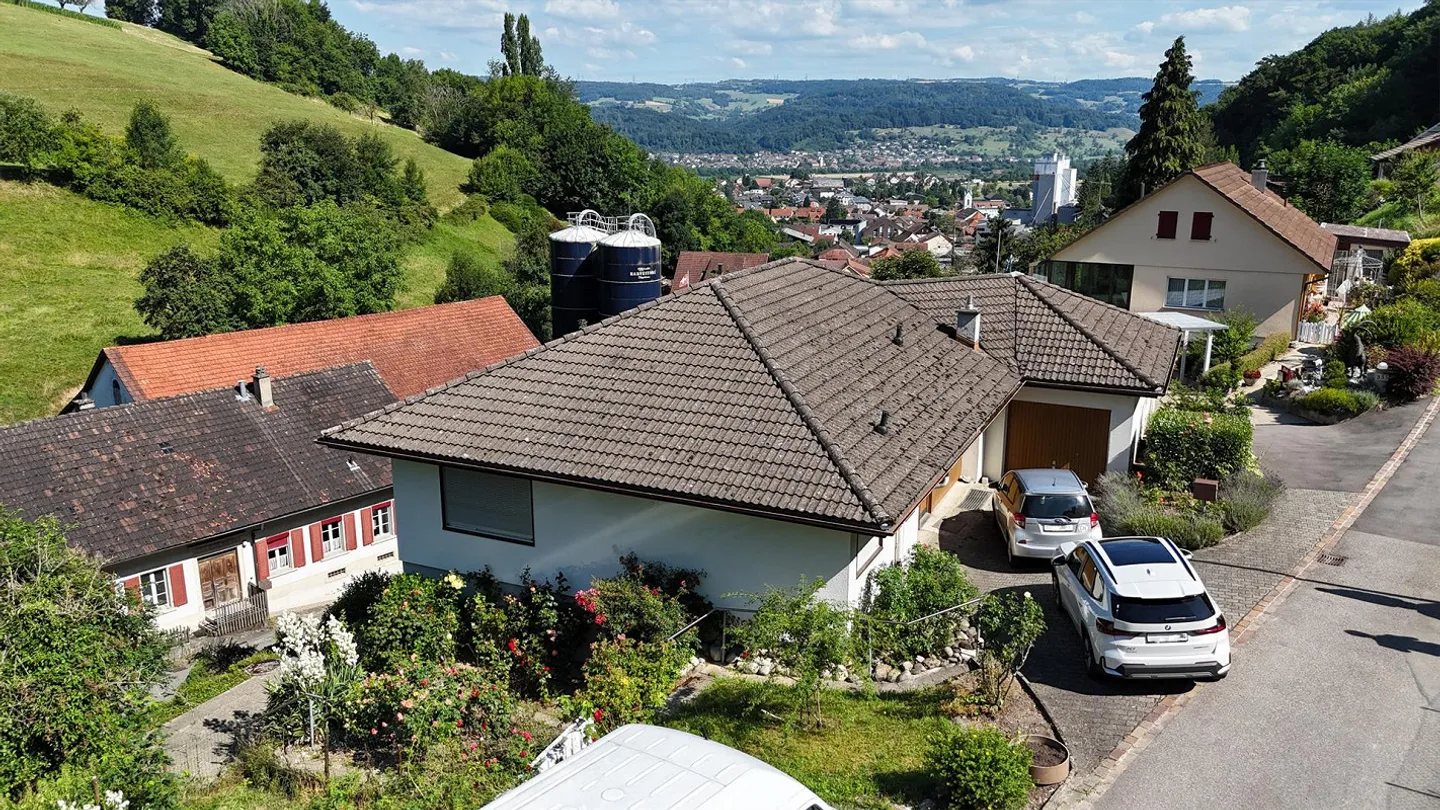 Casa unifamiliare in posizione collinare con bella vista - Foto 2 di 8