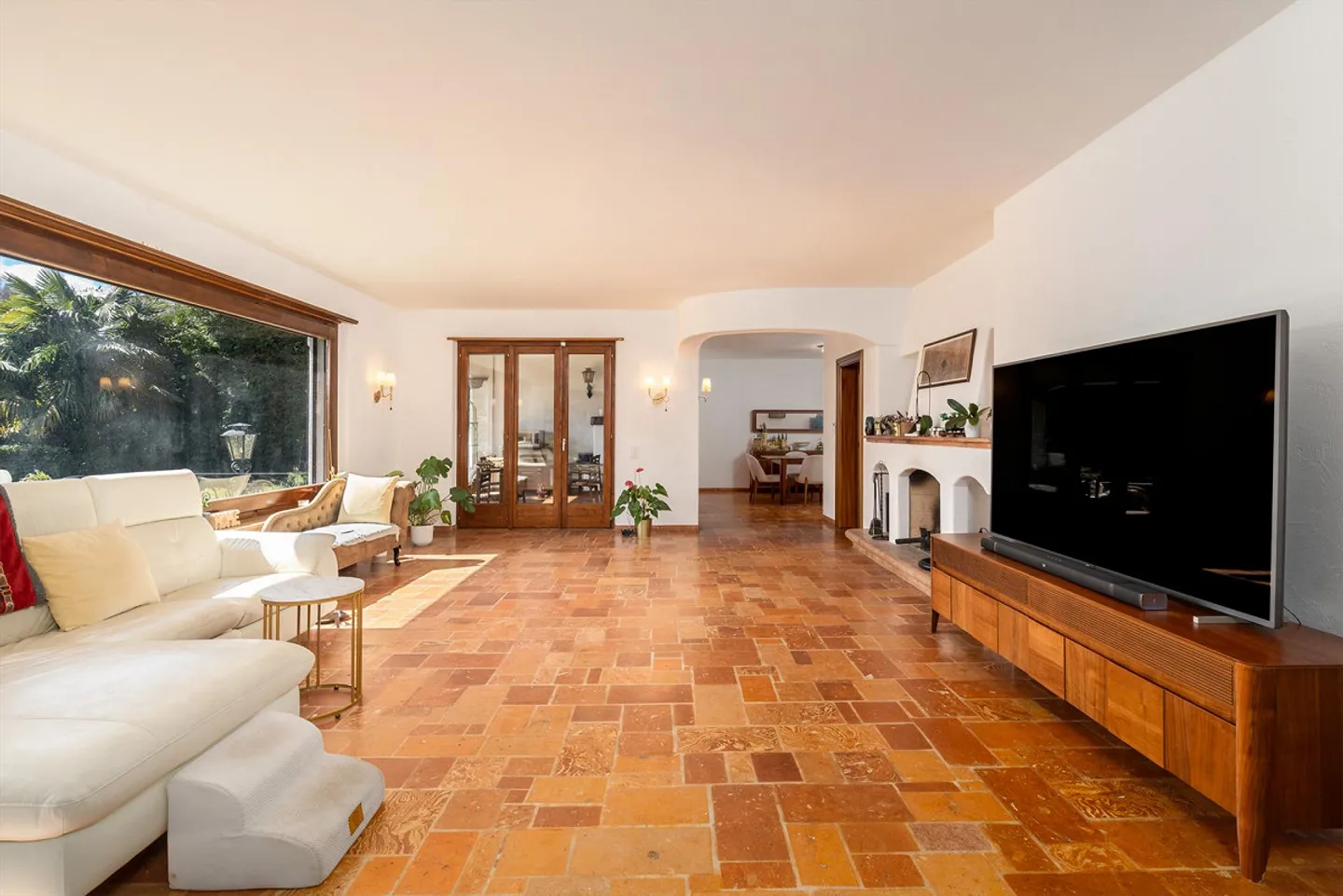 A Paradise Corner - Mediterranean Elegance with Lake View - Photo 3 of 13