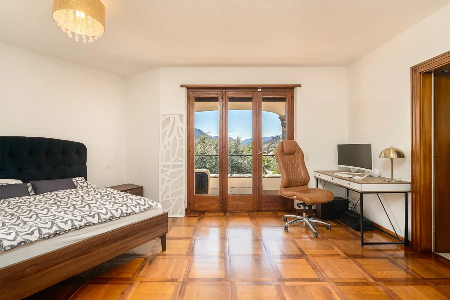 A Paradise Corner - Mediterranean Elegance with Lake View - Photo 7 of 13