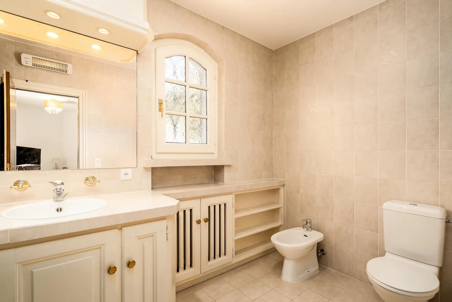 A Paradise Corner - Mediterranean Elegance with Lake View - Photo 8 of 13