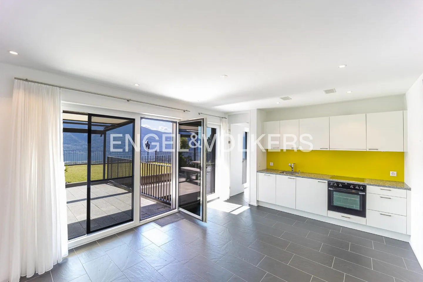 Appartement 2,5 pièces avec terrasse de rêve et piscine (69) - Photo 3 sur 9