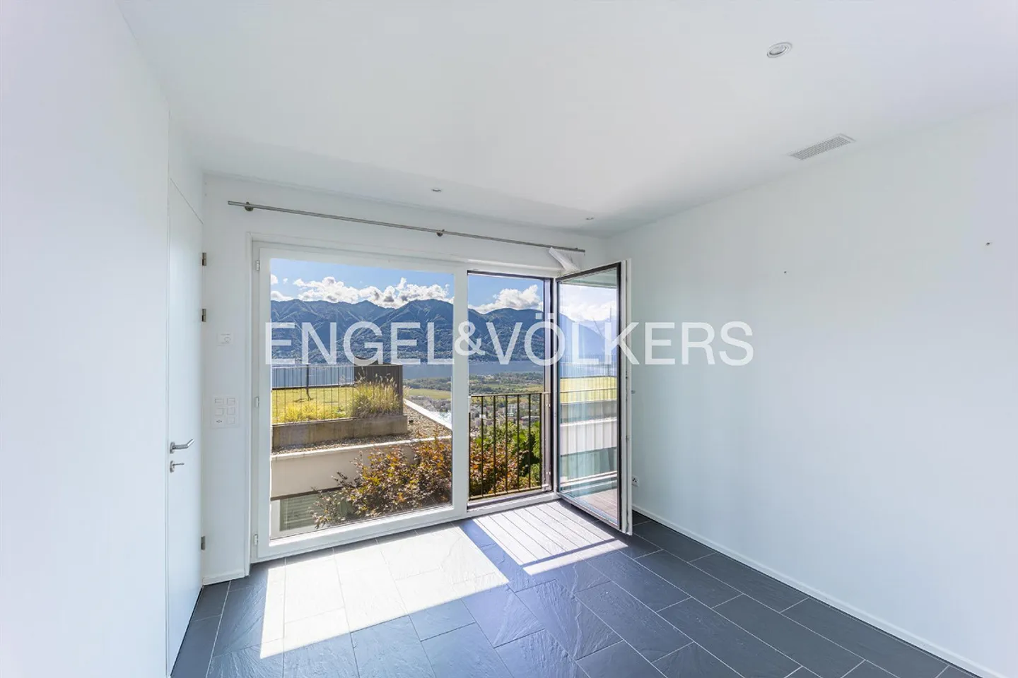 Appartement 2,5 pièces avec terrasse de rêve et piscine (69) - Photo 4 sur 9