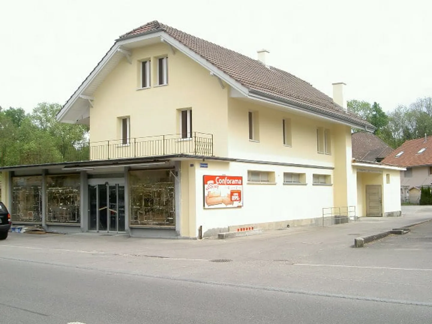 Residential and commercial building in a good location - Photo 4 of 12