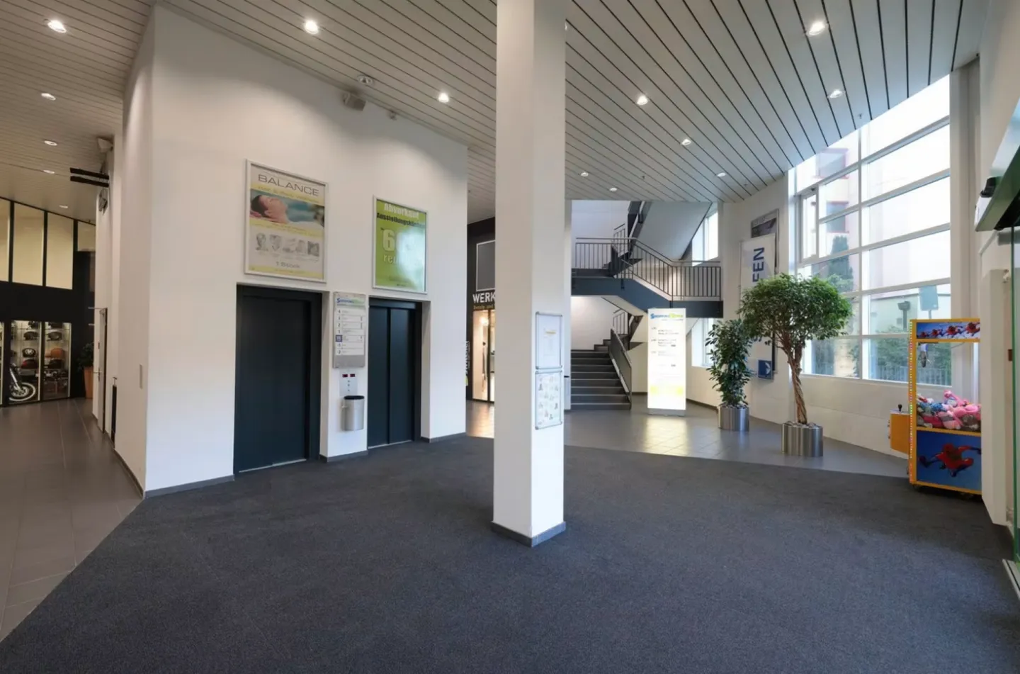 Spazio commerciale o di vendita attraente con grande vetrina - 1'089 m² in una posizione privilegiata! - Foto 3 di 17