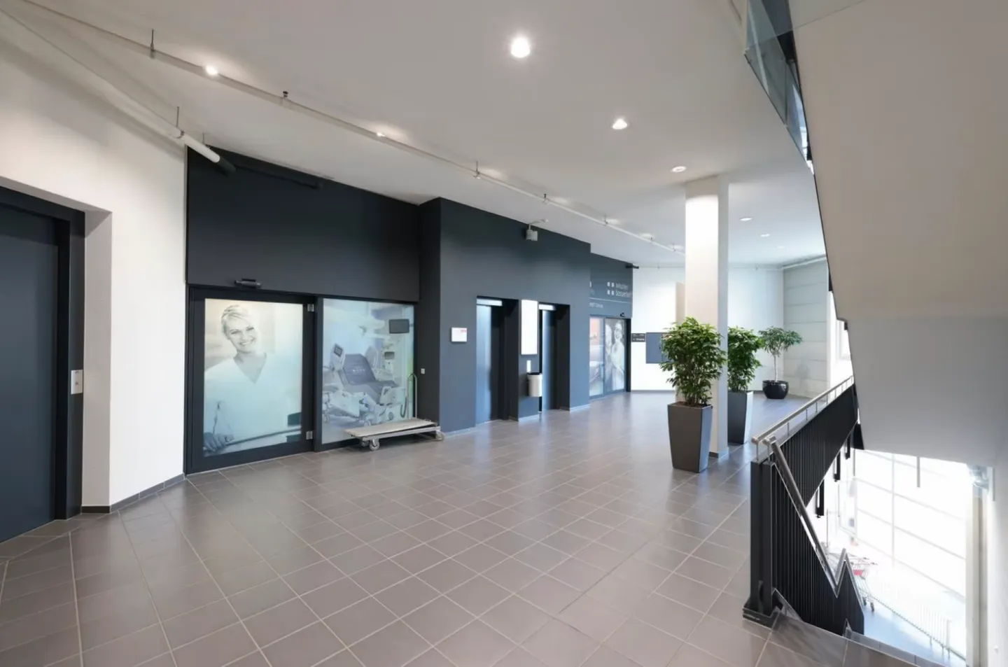Spazio commerciale o di vendita attraente con grande vetrina - 1'089 m² in una posizione privilegiata! - Foto 5 di 17
