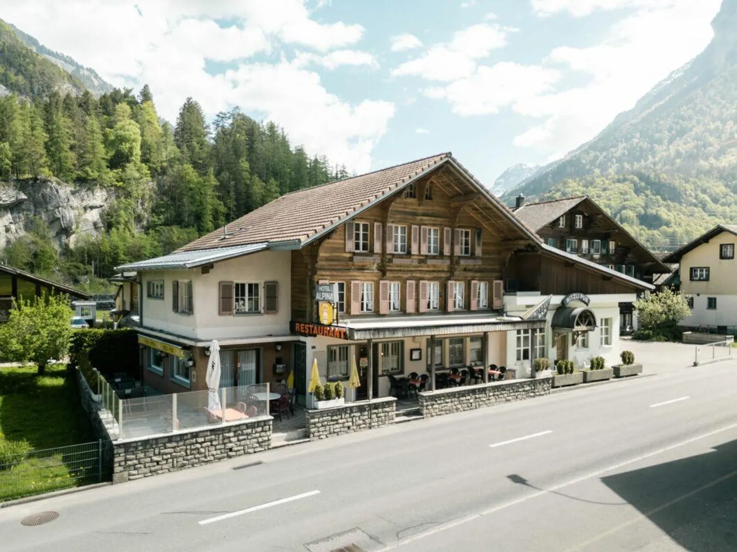 Hôtel Restaurant Alpina-Ritzli avec pub populaire à Innertkirchen - Photo 1 sur 14