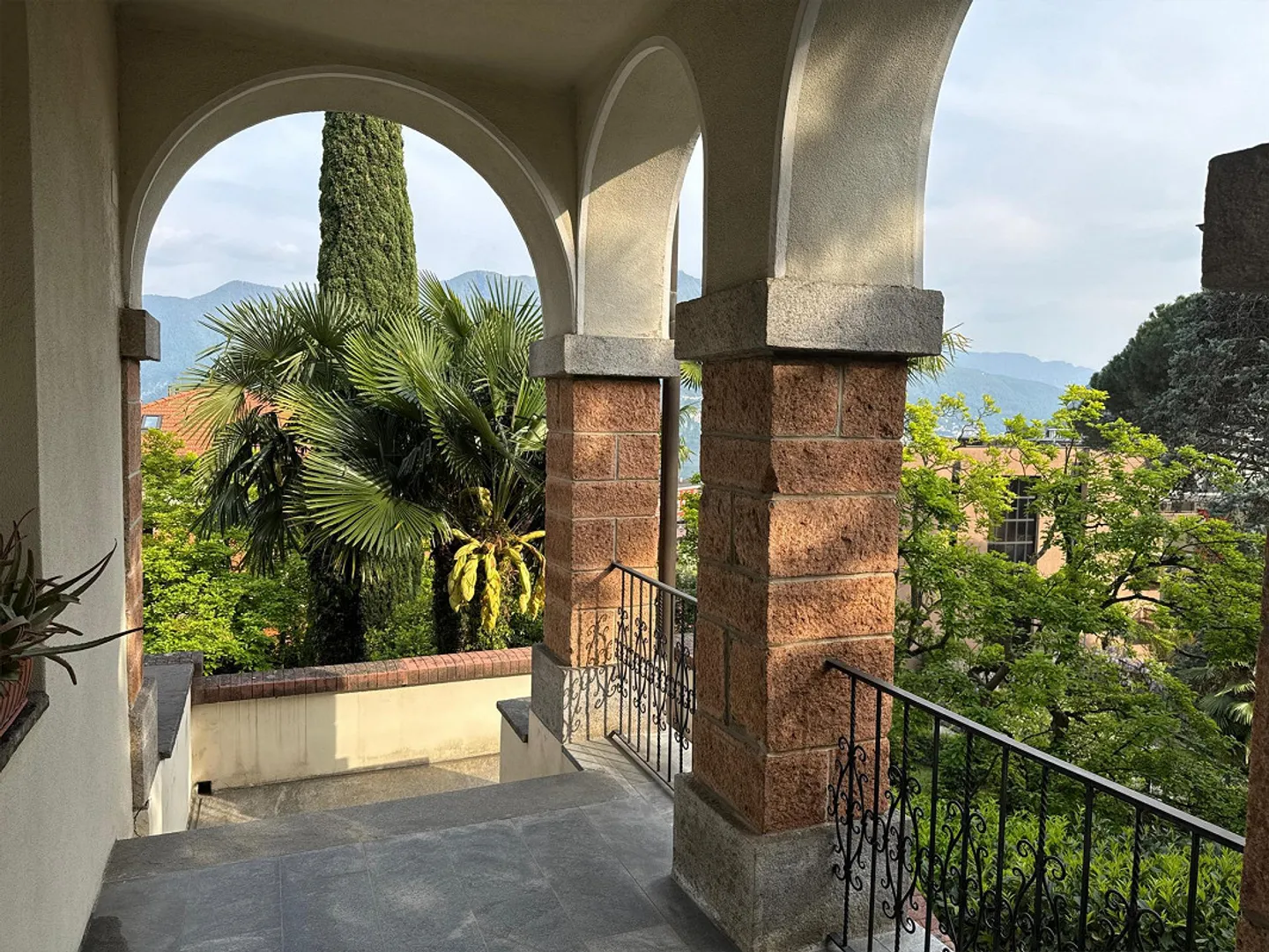 Exquisite furnished apt Lugano Lake view in villa with garden6rm150sqm - Photo 2 of 5