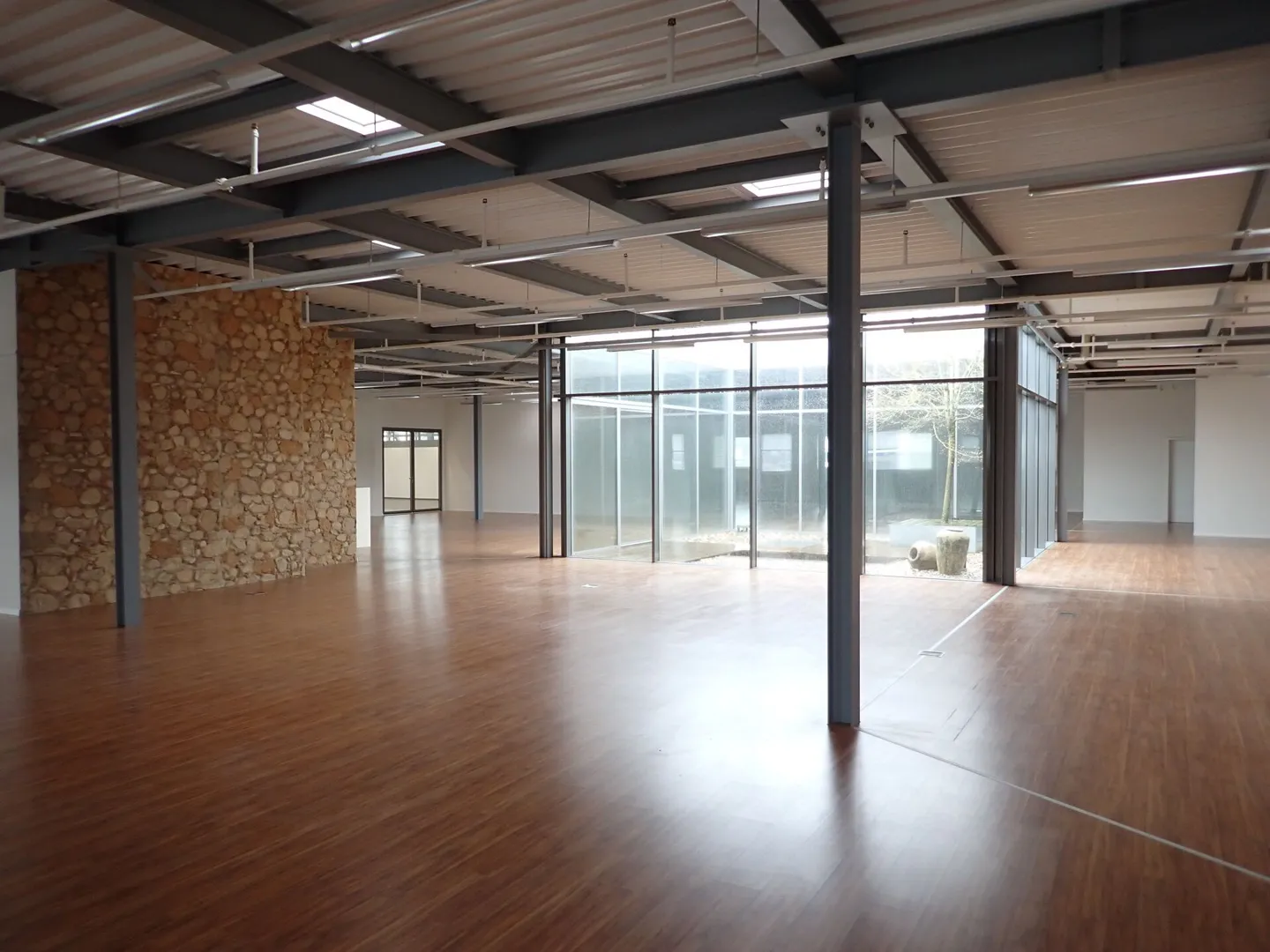 Spazio commerciale o di vendita attraente con grande vetrina - 1'089 m² in una posizione privilegiata! - Foto 7 di 17