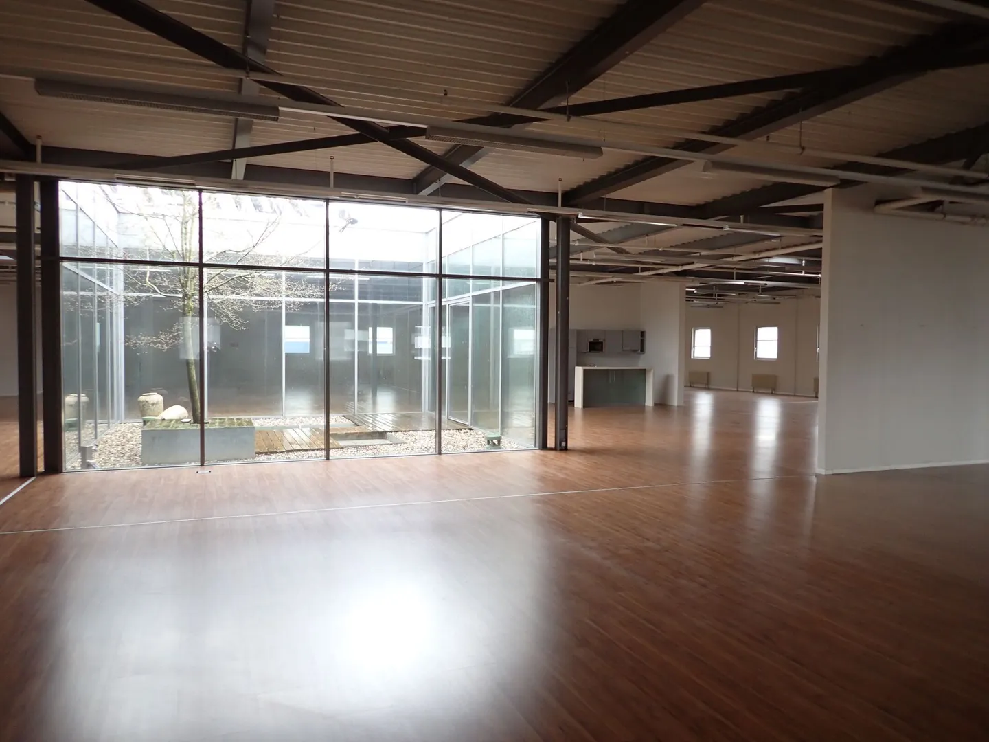Spazio commerciale o di vendita attraente con grande vetrina - 1'089 m² in una posizione privilegiata! - Foto 9 di 17