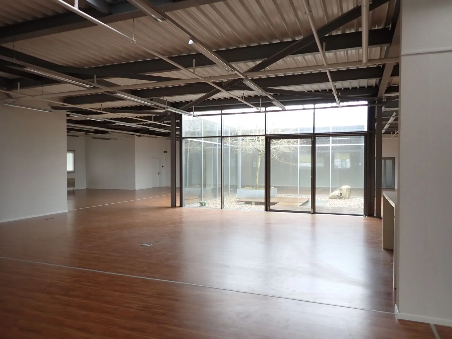 Spazio commerciale o di vendita attraente con grande vetrina - 1'089 m² in una posizione privilegiata! - Foto 8 di 17