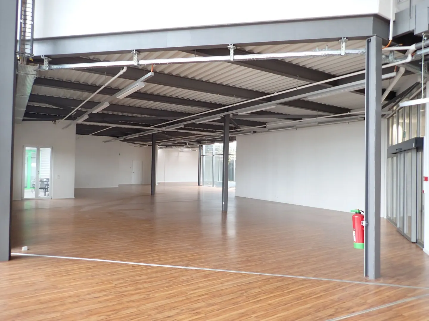 Spazio commerciale o di vendita attraente con grande vetrina - 1'089 m² in una posizione privilegiata! - Foto 10 di 17