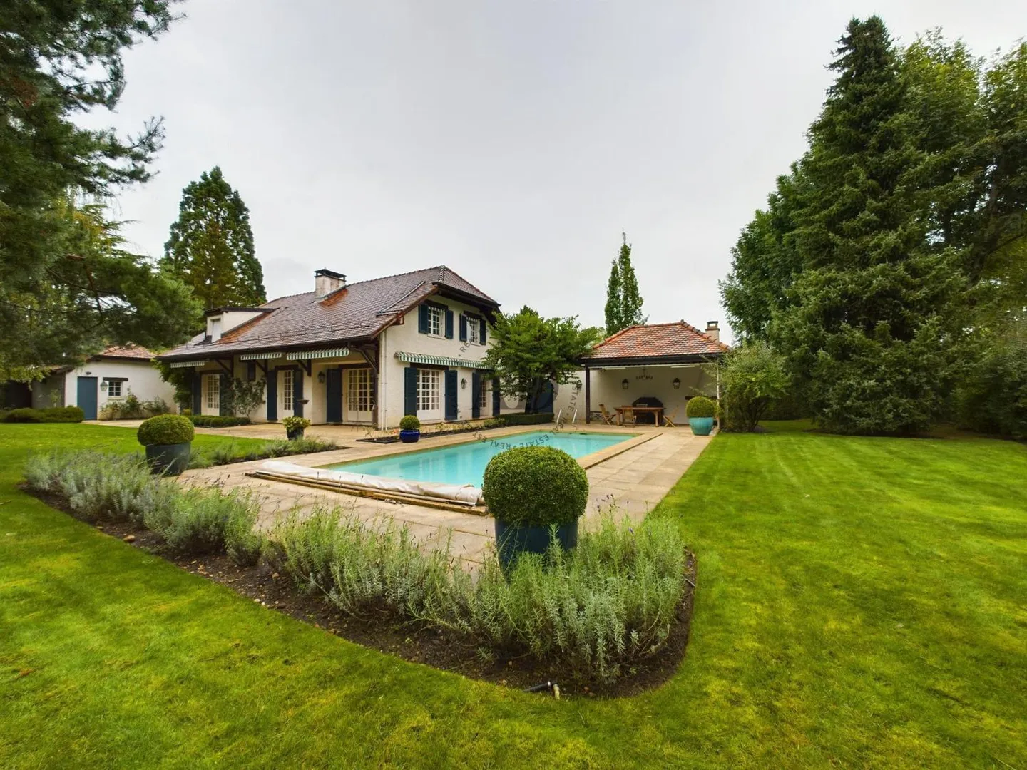 Single-family house with pool - Photo 1 of 9