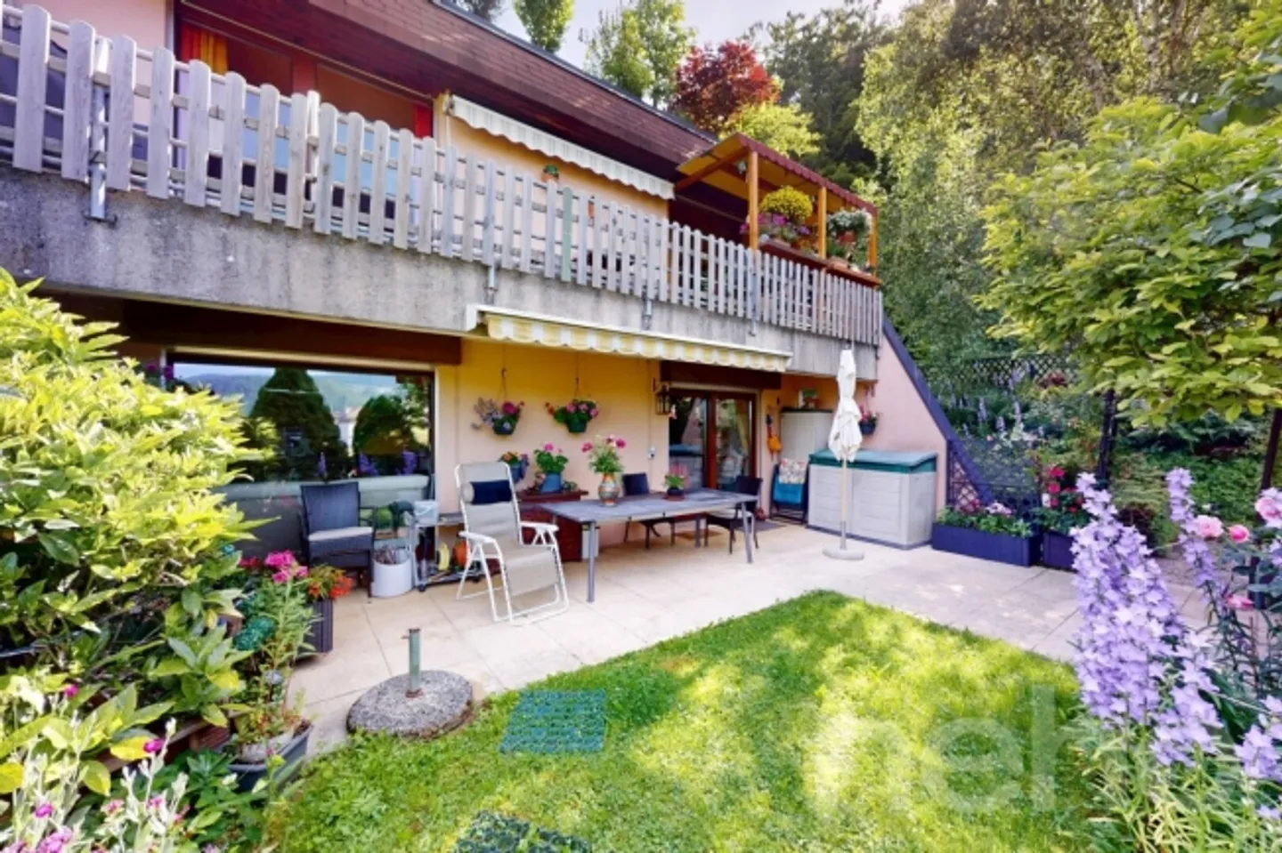 Appartamento familiare con vista montagna, giardino e garage - Foto 1 di 12