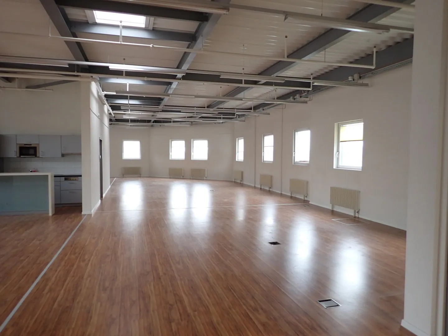 Spazio commerciale o di vendita attraente con grande vetrina - 1'089 m² in una posizione privilegiata! - Foto 11 di 17