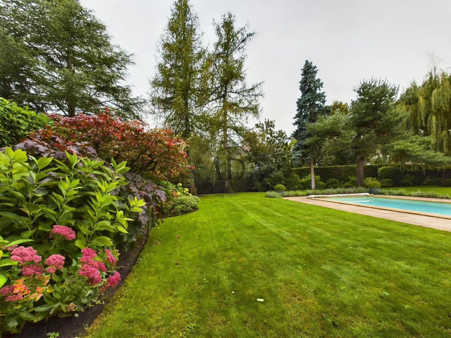 Single-family house with pool - Photo 2 of 9