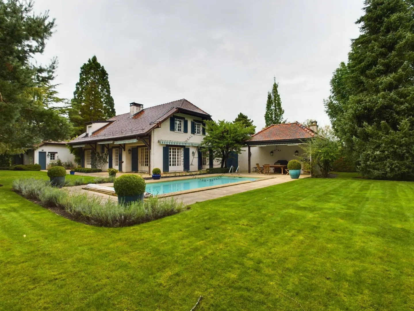 Single-family house with pool - Photo 7 of 9