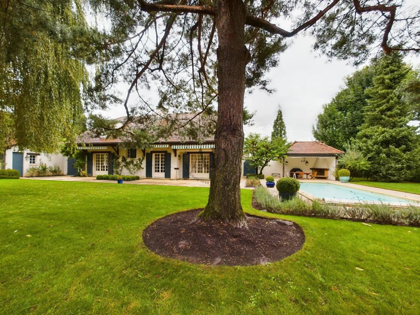 Single-family house with pool - Photo 9 of 9