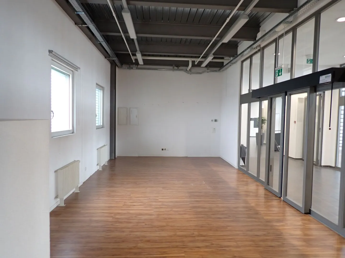 Spazio commerciale o di vendita attraente con grande vetrina - 1'089 m² in una posizione privilegiata! - Foto 13 di 17
