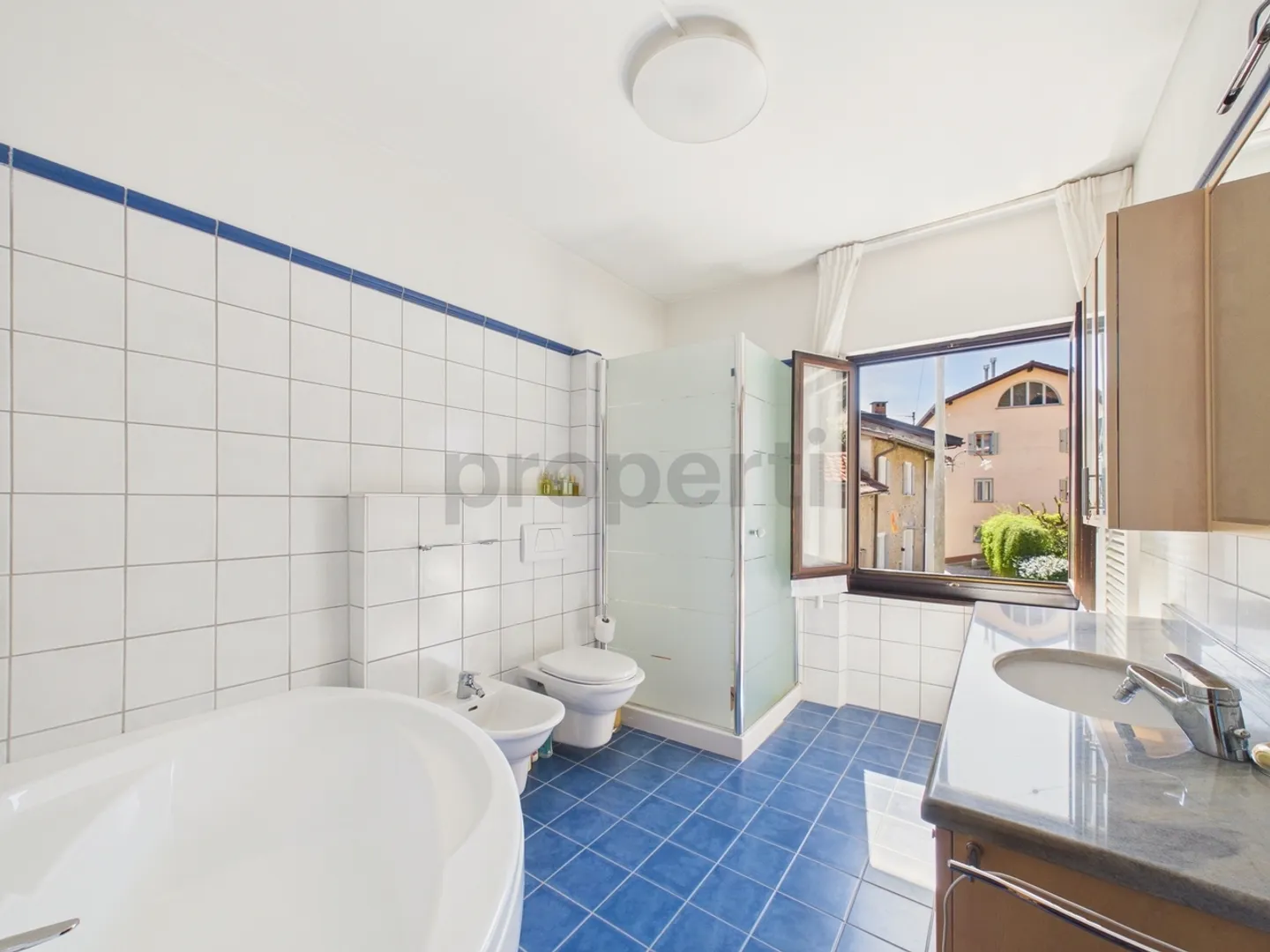 Elegant single-family house with 4.5 rooms and garage in the center of Gravesano - Photo 9 of 13