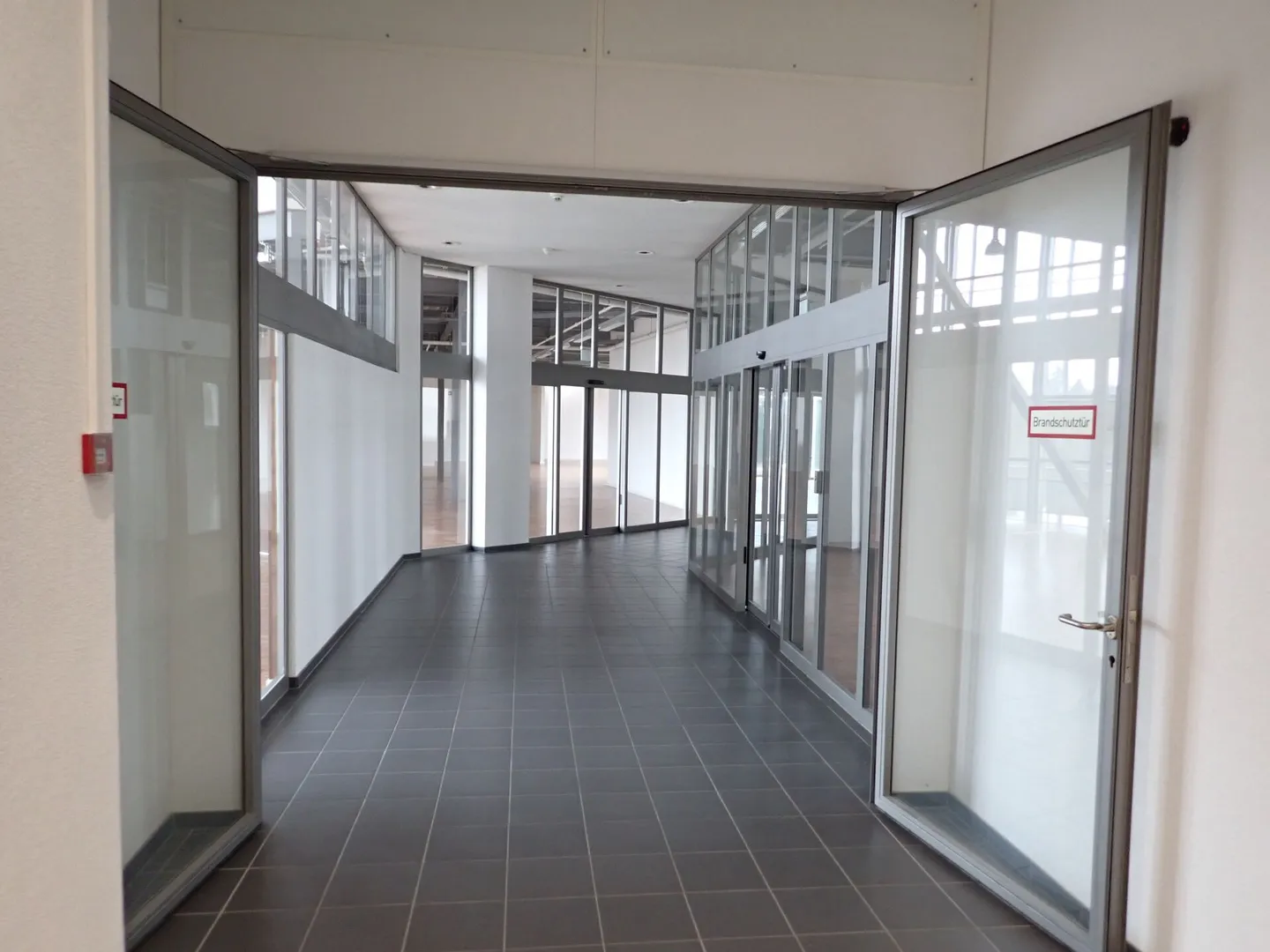 Spazio commerciale o di vendita attraente con grande vetrina - 1'089 m² in una posizione privilegiata! - Foto 16 di 17