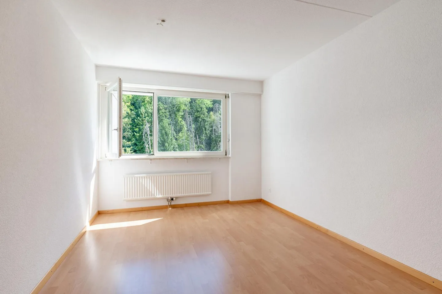 Quiet living with a view into the distance and greenery - Photo 6 of 11