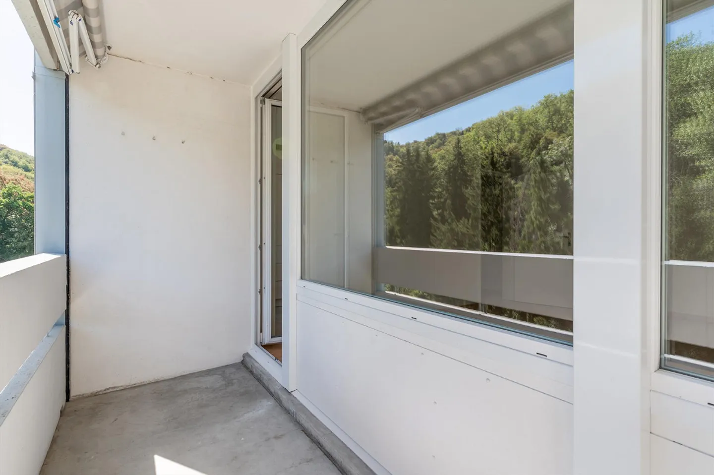 Quiet living with a view into the distance and greenery - Photo 8 of 11