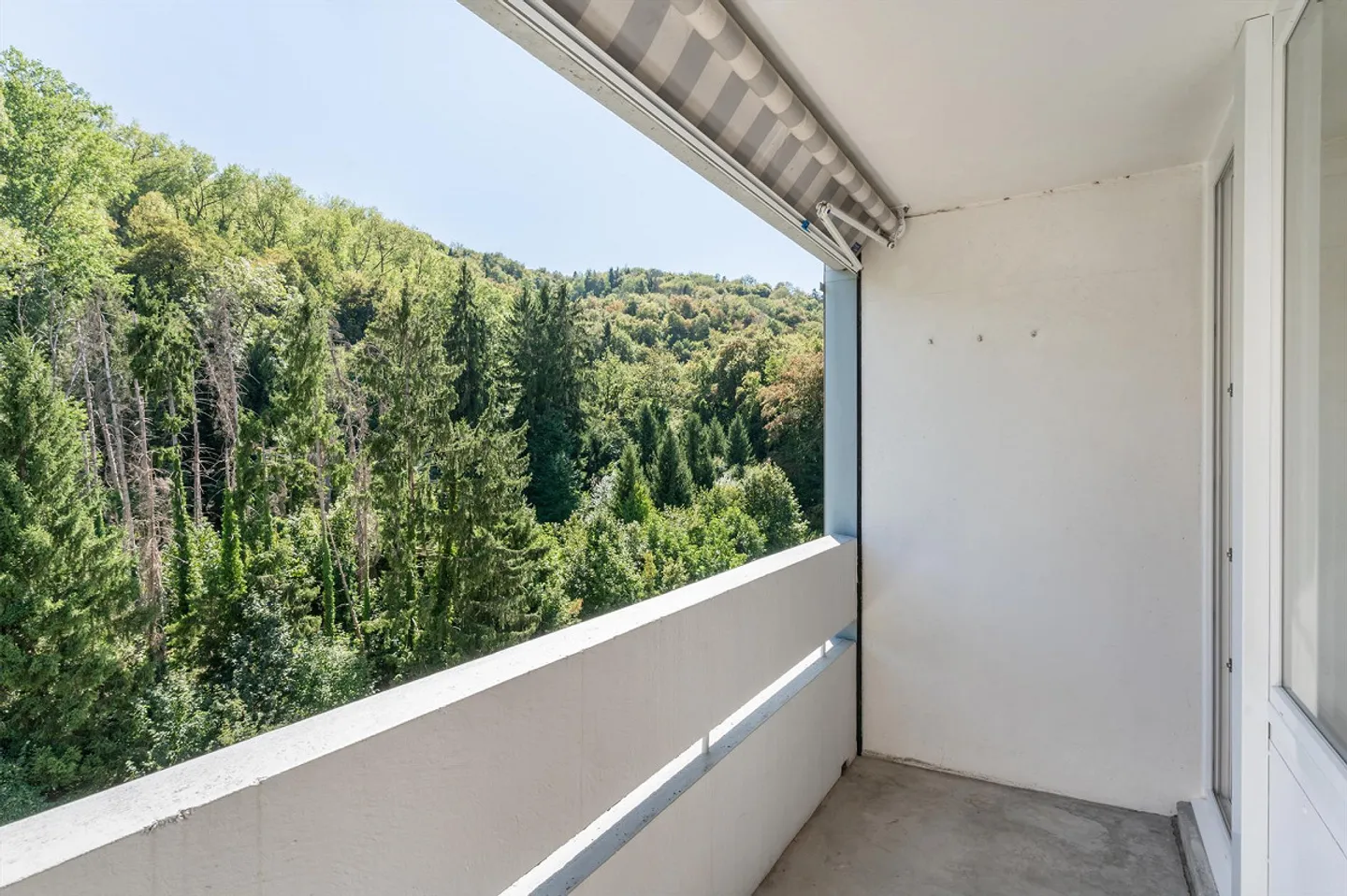 Quiet living with a view into the distance and greenery - Photo 9 of 11