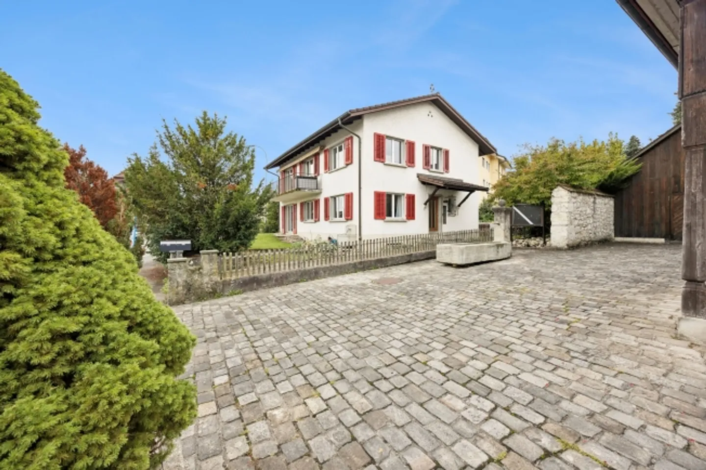 Affascinante casa bifamiliare con molte opzioni! - Foto 1 di 13