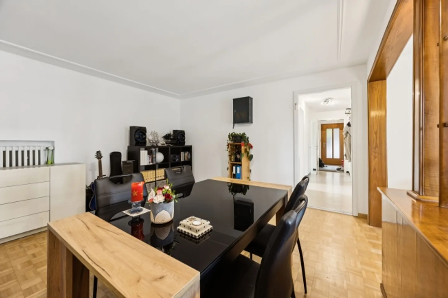 Affascinante casa bifamiliare con molte opzioni! - Foto 3 di 13