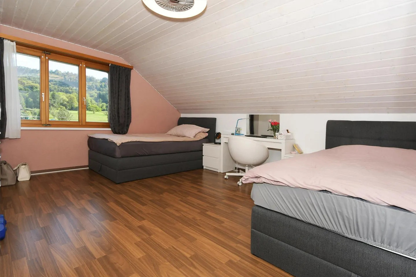 Geräumiges Familienhaus mit Garten - Foto 10 von 14
