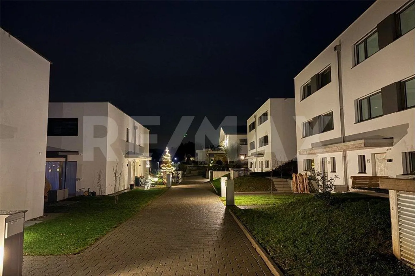 Nuovo progetto di costruzione 6 case unifamiliari a schiera / Casa n. 2 fila superiore - Foto 1 di 13