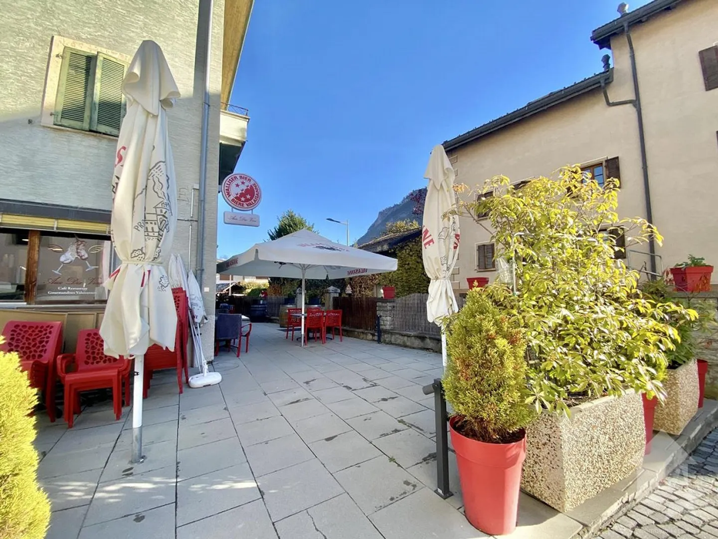 Gebäude mit 5 Wohnungen und einem Restaurant im Zentrum des Dorfes! - Foto 2 von 16