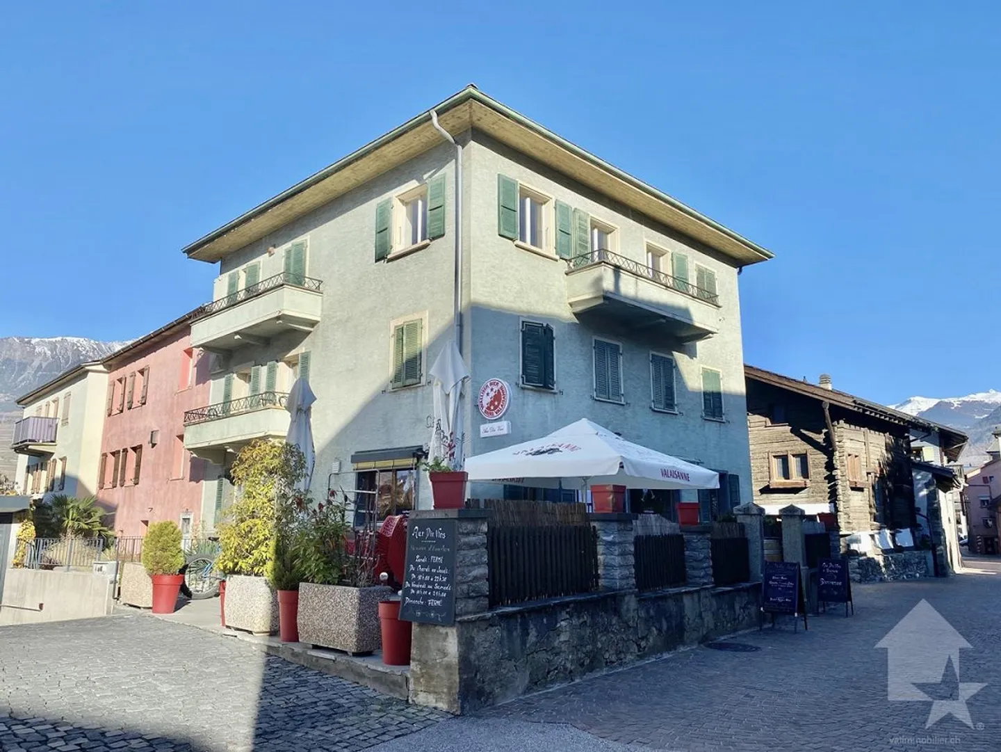 Gebäude mit 5 Wohnungen und einem Restaurant im Zentrum des Dorfes! - Foto 3 von 16