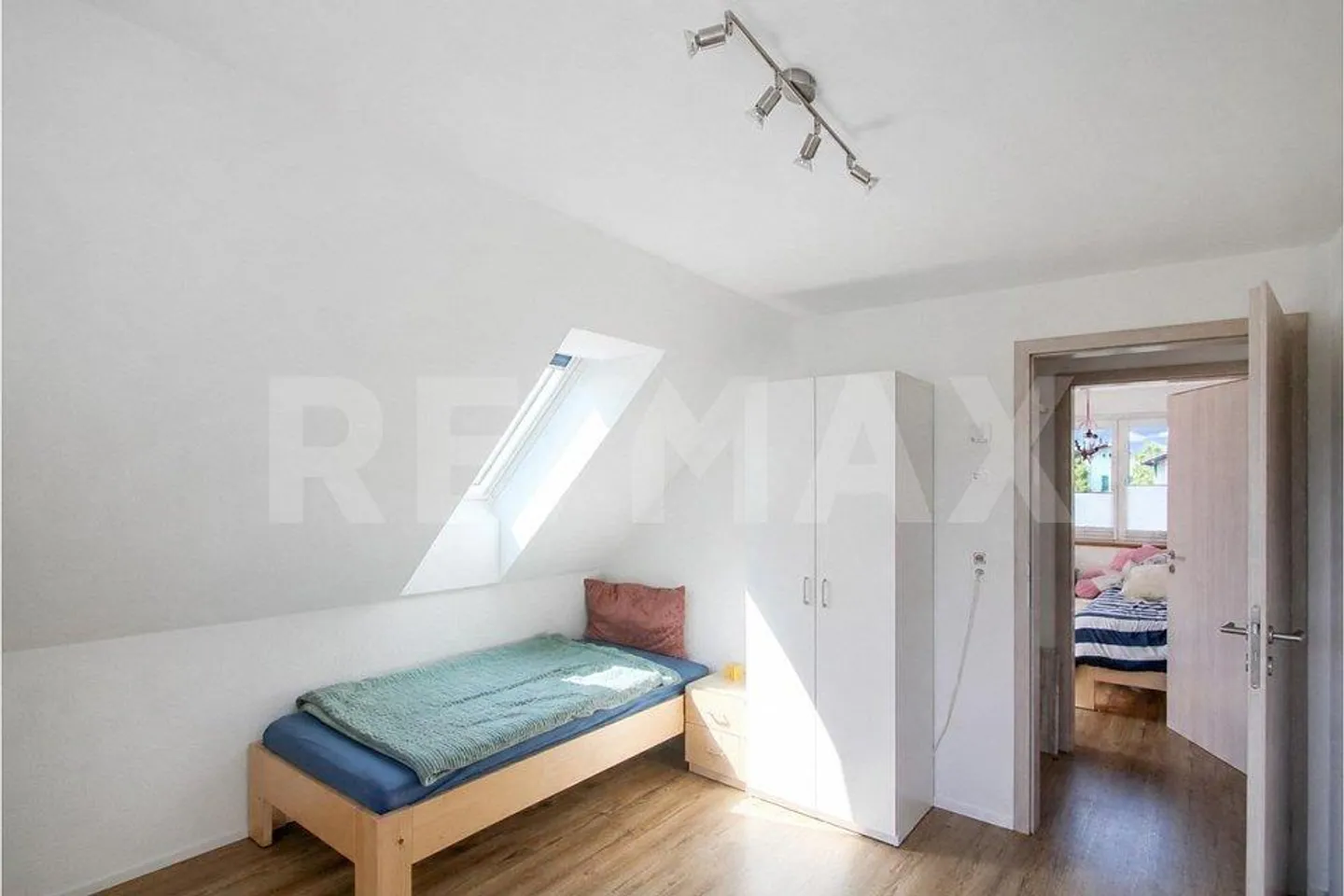 Spacious 5.5-room single-family house in a family-friendly neighborhood - Photo 9 of 13