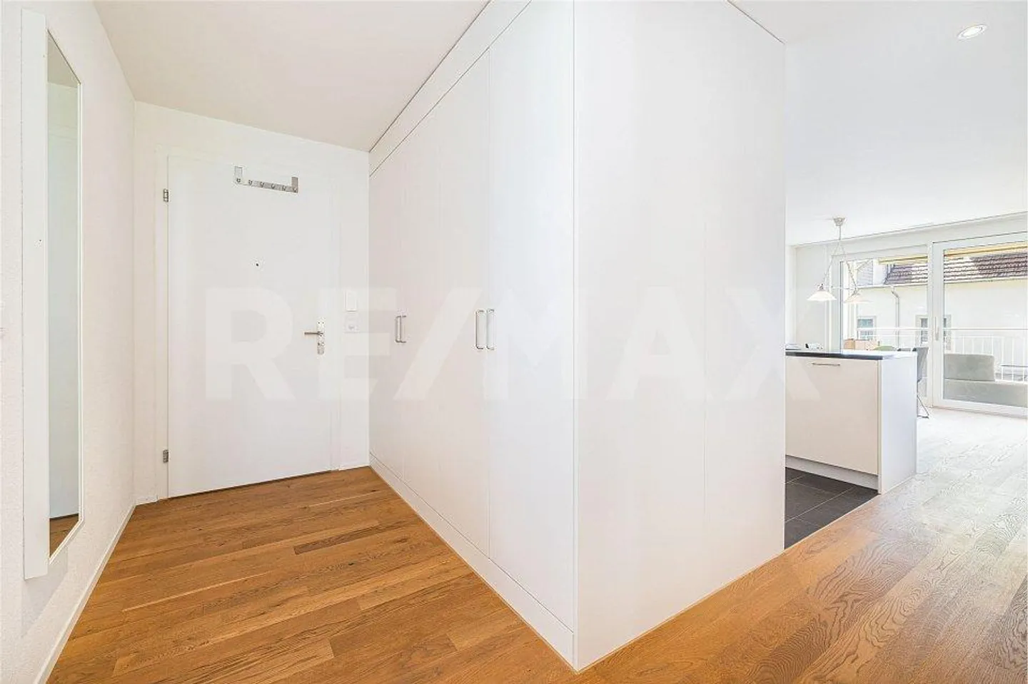Appartamento 4.5 locali con balcone soleggiato e due posti auto in garage - Foto 2 di 13