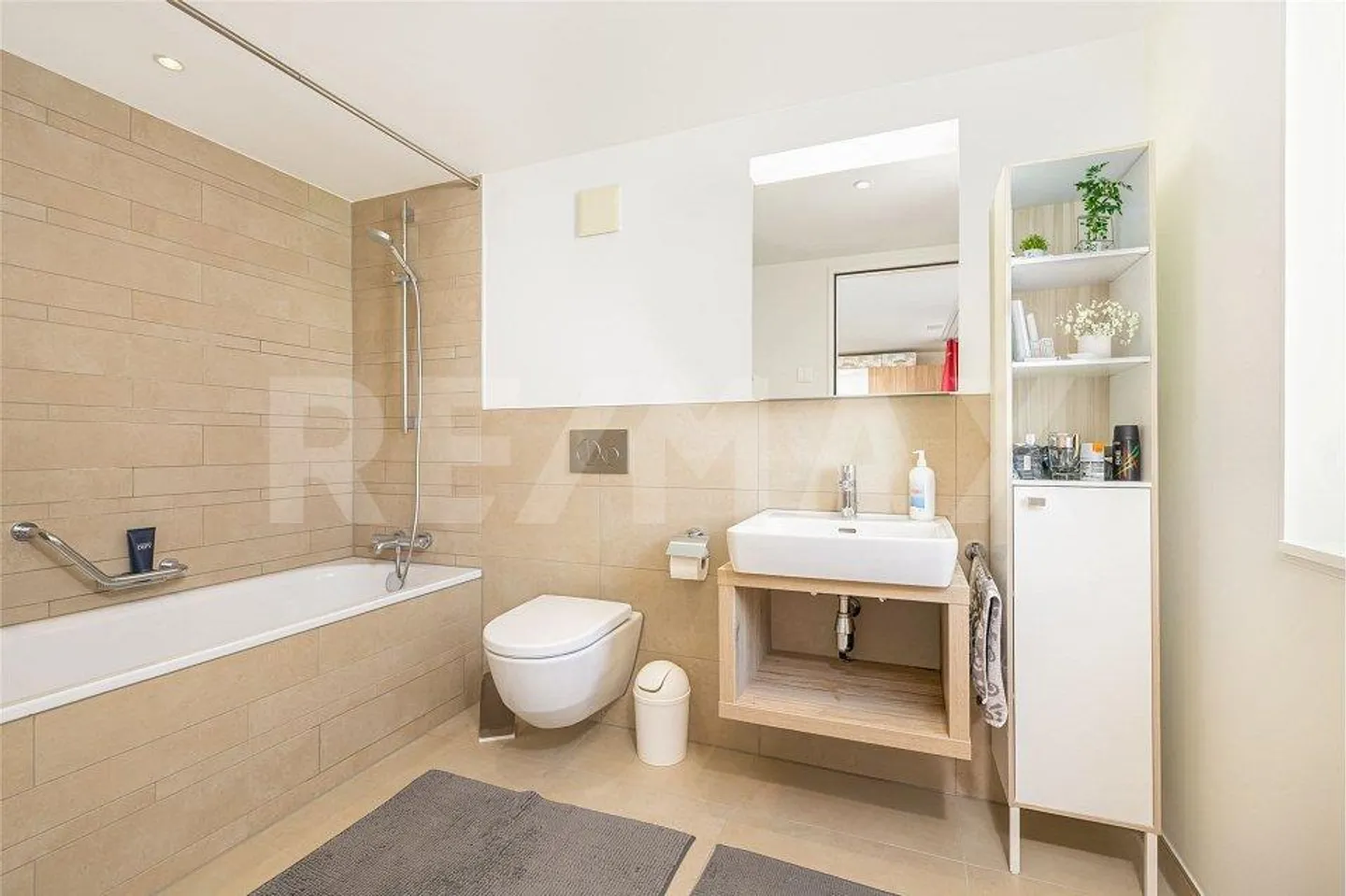 Appartamento 4.5 locali con balcone soleggiato e due posti auto in garage - Foto 8 di 13