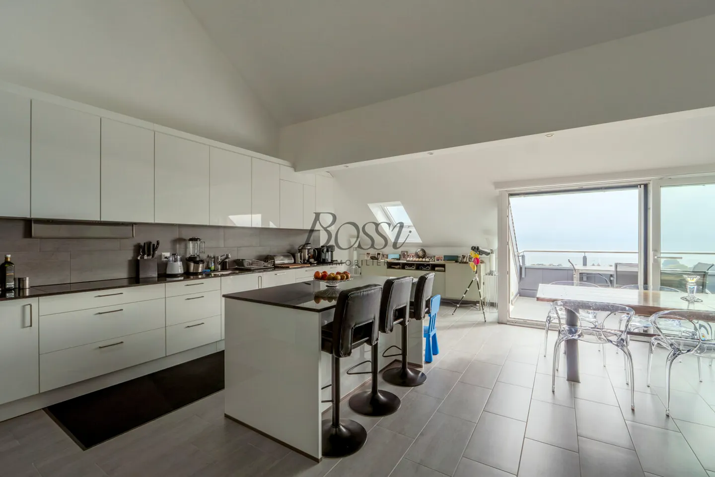 Attico con soppalco, balcone e vista lago-Alpi-vigneti - Foto 2 di 15