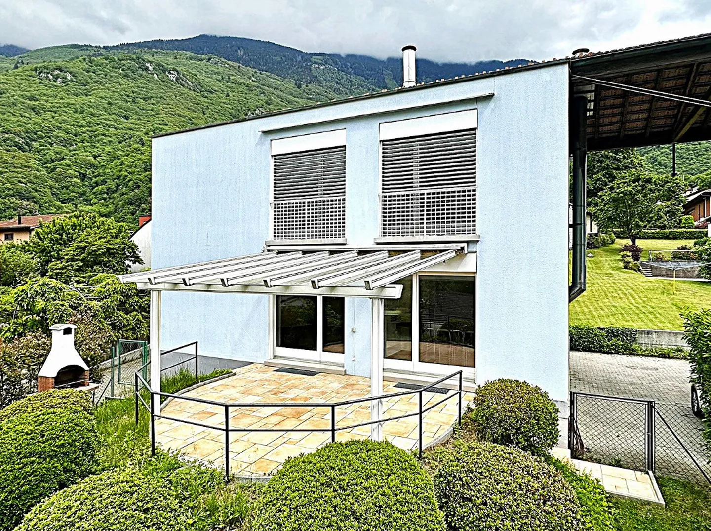 Detached house in a quiet residential area - Photo 1 of 19