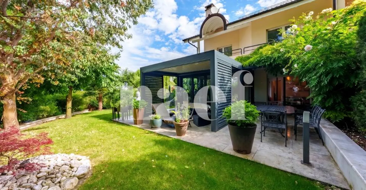 Charming semi-detached villa near the lake - Photo 1 of 11