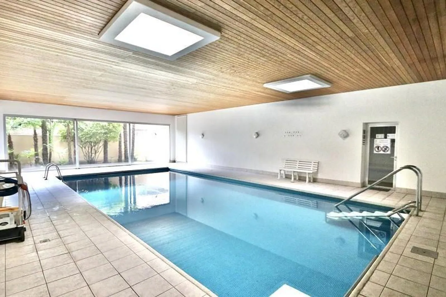 Appartamento 4 1/2 locali al 1° piano con piscina coperta in una posizione tranquilla e centrale - Foto 19 di 25