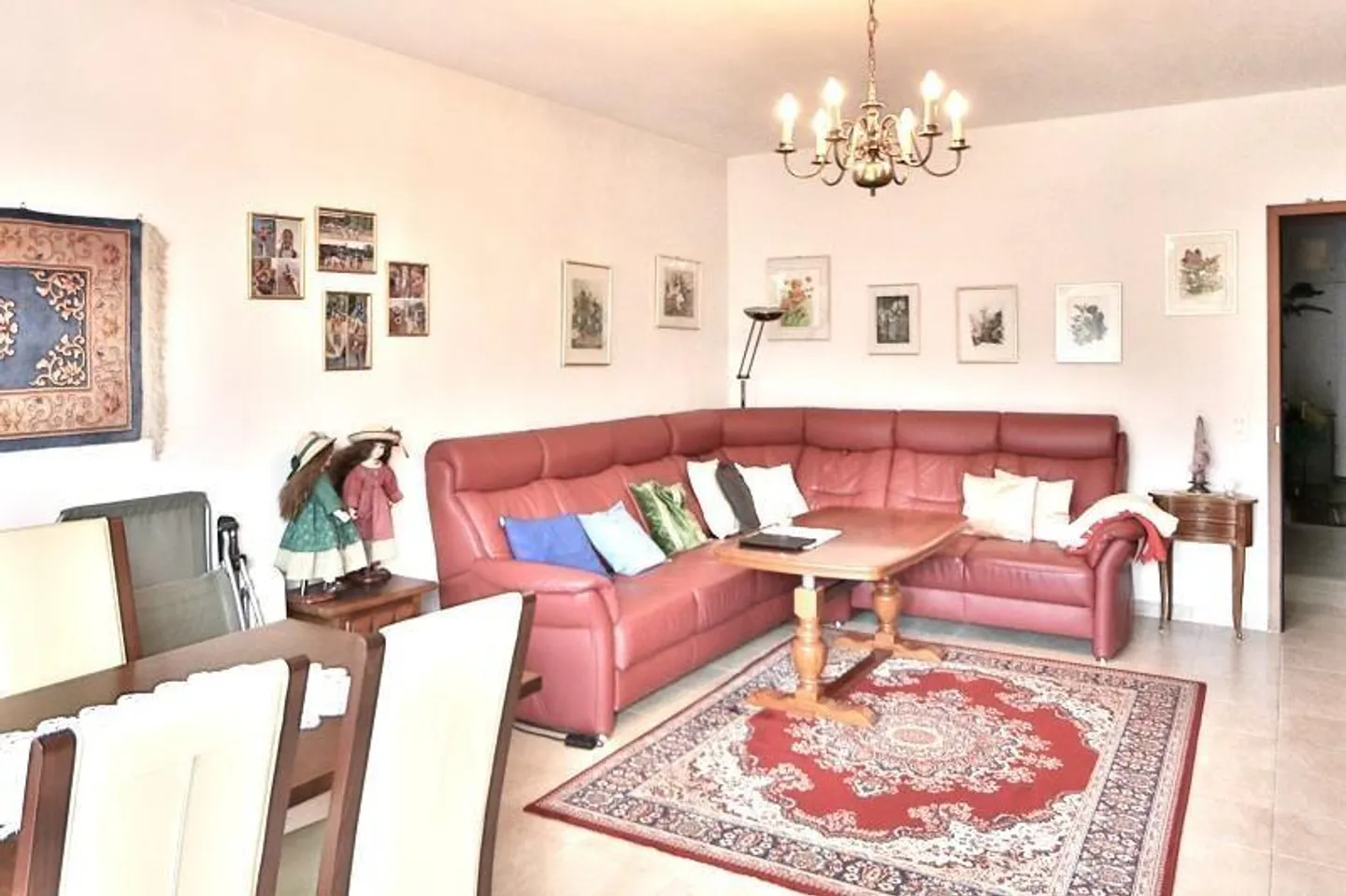 Appartamento 4 1/2 locali al 1° piano con piscina coperta in una posizione tranquilla e centrale - Foto 3 di 25